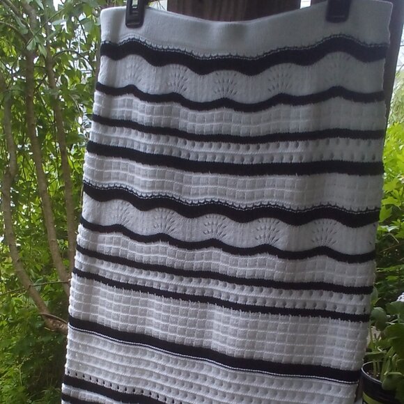 House of Harlow 1960 2PC Crocheted Blck/Whte Stripe Top & Maxi Skirt Size: L NWT - Picture 8 of 12